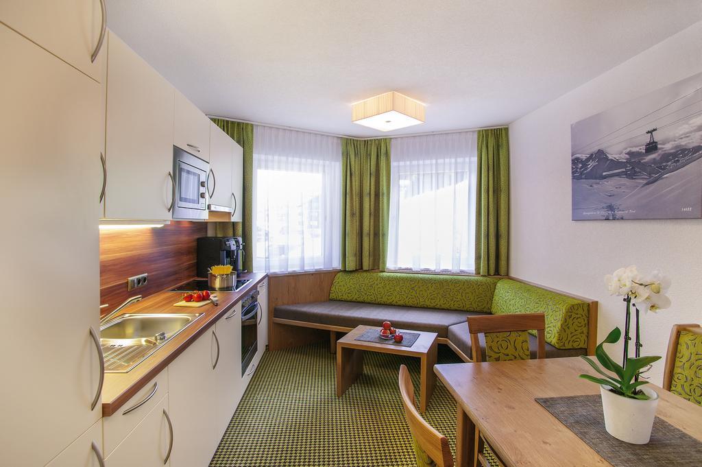 Hotel Garni Chasa Sulai Ischgl Quarto foto